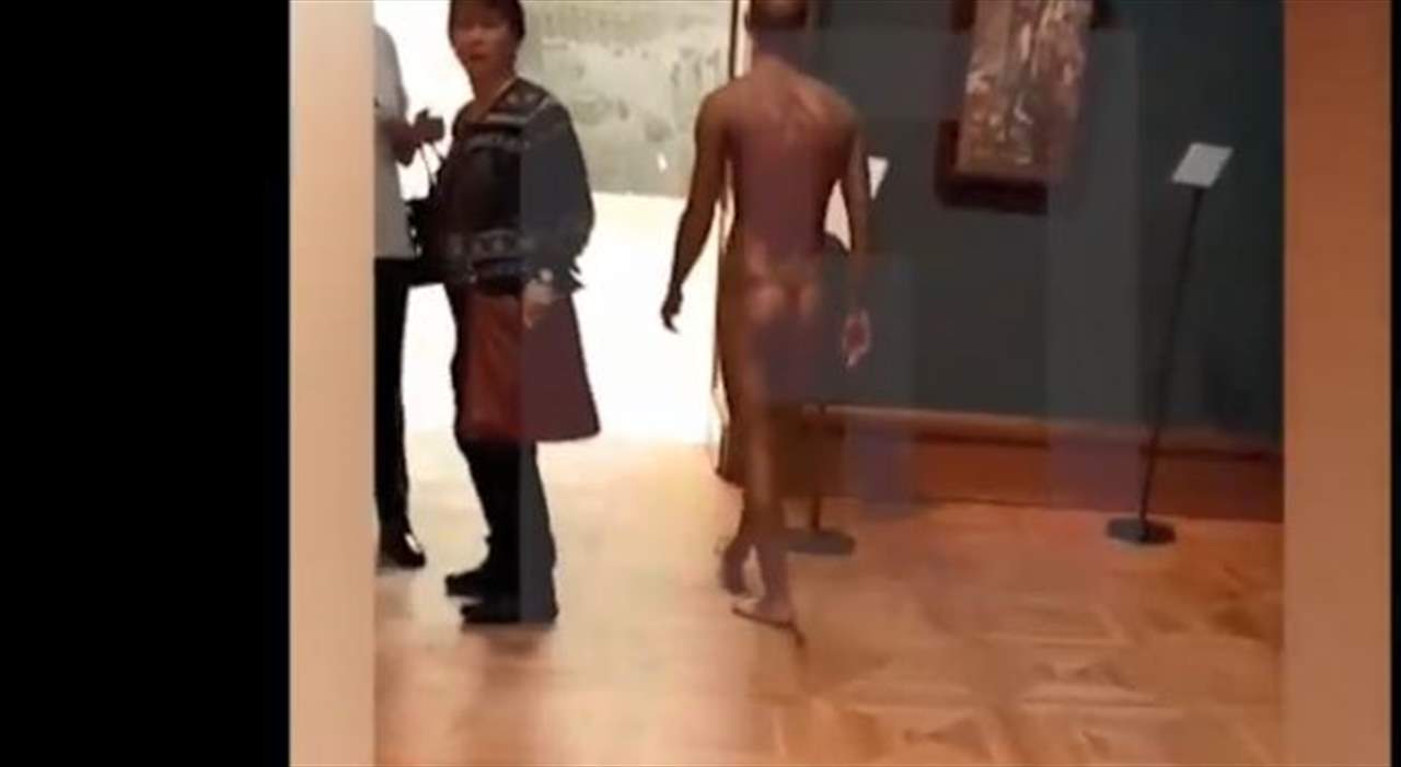 بالفيديو- تجول عارياً داخل متحف شهير لسبب لا يخطر على بال!