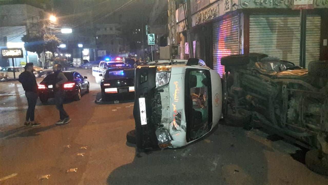 بالصور - قتيل و 5 جرحى في حادث سير مروع بين سيارة إسعاف وأخرى لقوى الأمن الداخلي