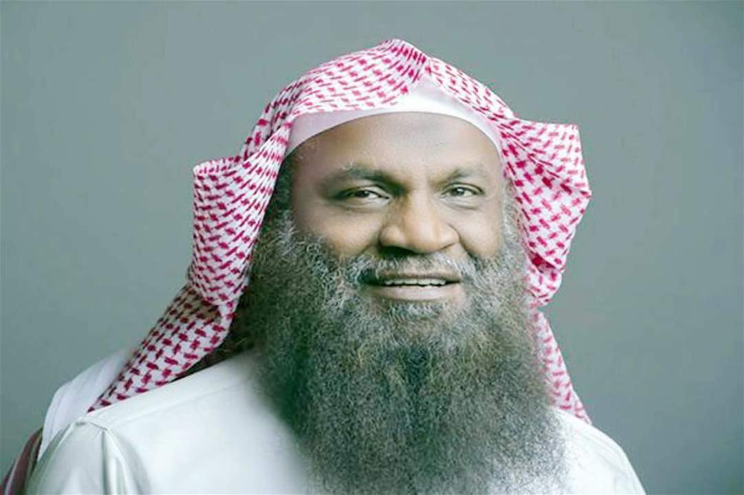 ​ بالفيديو - إمام الحرم المكي يتراجع عن تكفير علماء الشيعة… لا حرج في سفر المرأة دون محرم