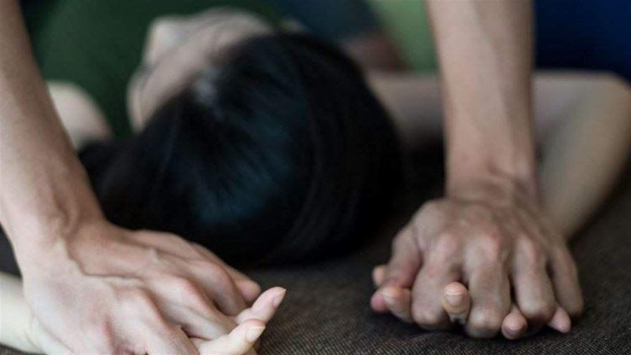 رجل يدفع زوجته إلى ممارسة الجنس مع سواه... "أشعر بالإثارة"!