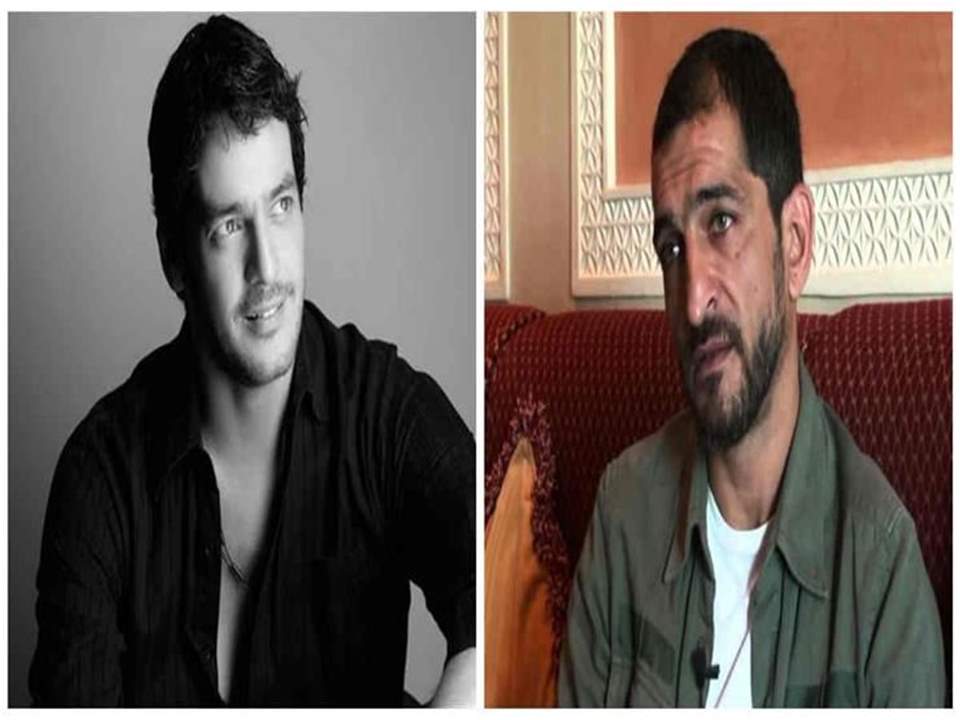 إدانة عمرو واكد وخالد أبو النجا بـ"الخيانة العظمى" على خلفية تصريحاتهما المُسيئة لمصر