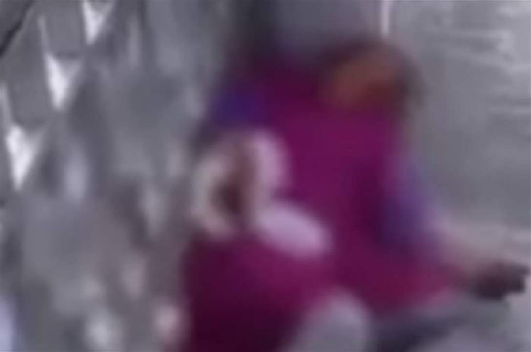 فيديو صادم- طفلة تتعاطى المخدرات ثم ترمي نفسها في نهر بردى وسط دمشق!