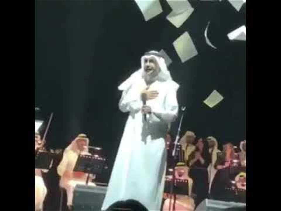 بالفيديو-  لحظة سقوط الفنان الكويتي عبد الله الرويشد على المسرح امام جمهوره