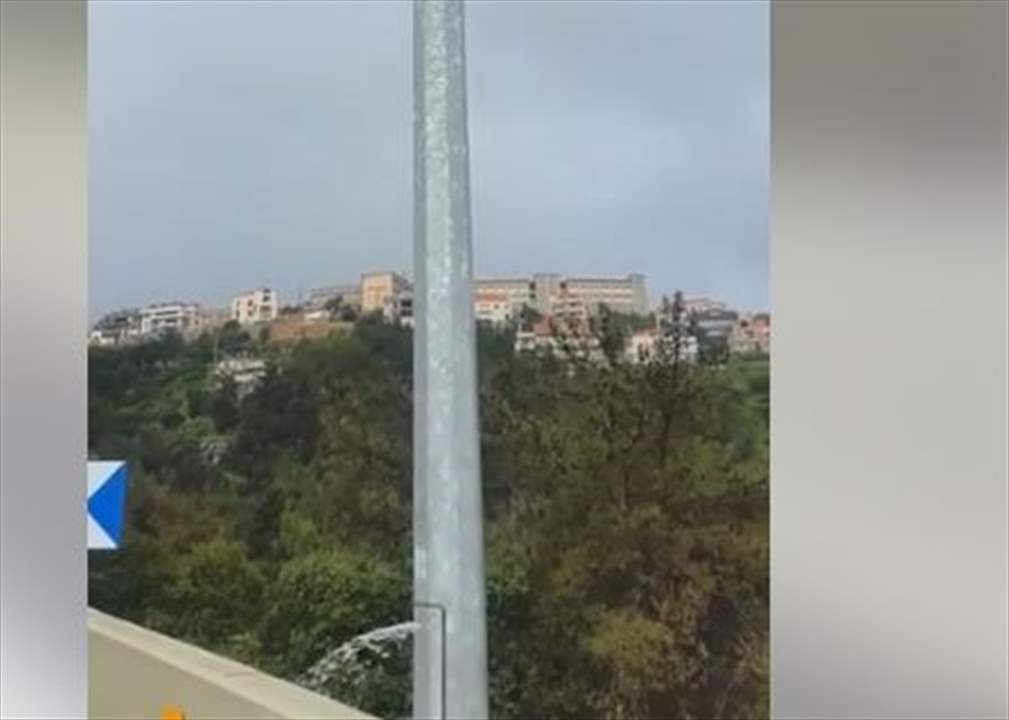 بالفيديو- في لبنان... عامود انارة تتدفق منه المياه!