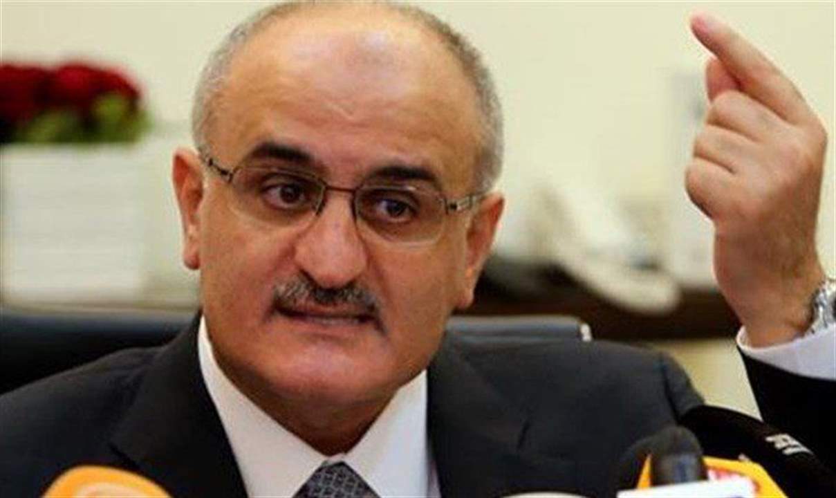 خليل يعطي ترخيصاً لملاحقة رئيسة مكتب في دائرة عقارية 