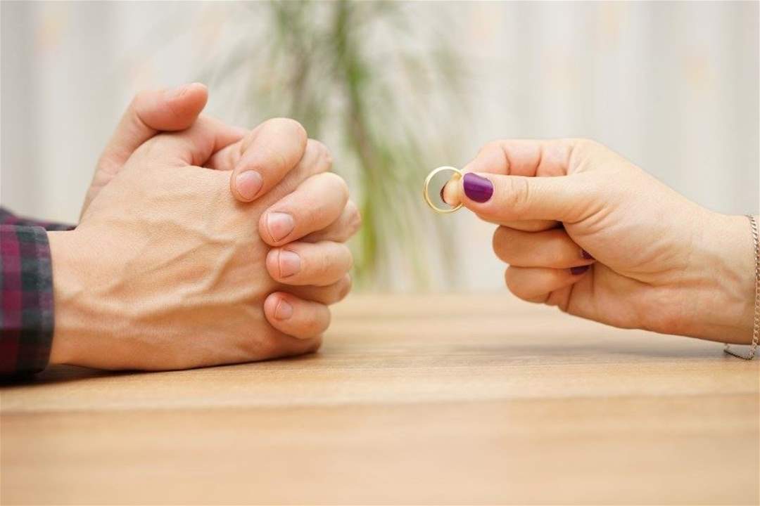بعد طلاقها... امرأة تشعل الإنترنت بجلسة تصوير خاصة!