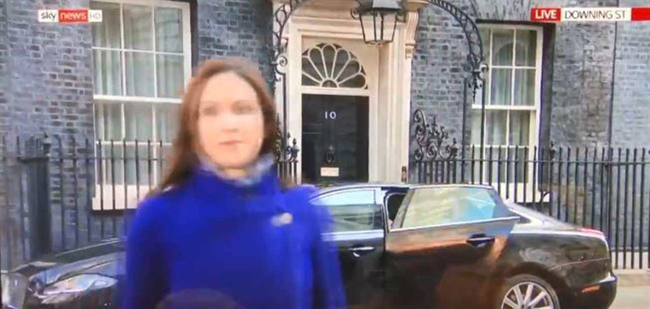 فيديو- صحافية تختفي في بثّ مباشر بطريقة غريبة ومضحكة!