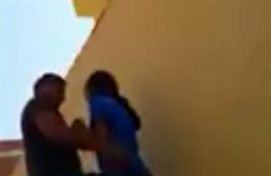 مقطع فيديو لشاب وفتاة يمارسان الجنس أعلى سطح مبنى! 