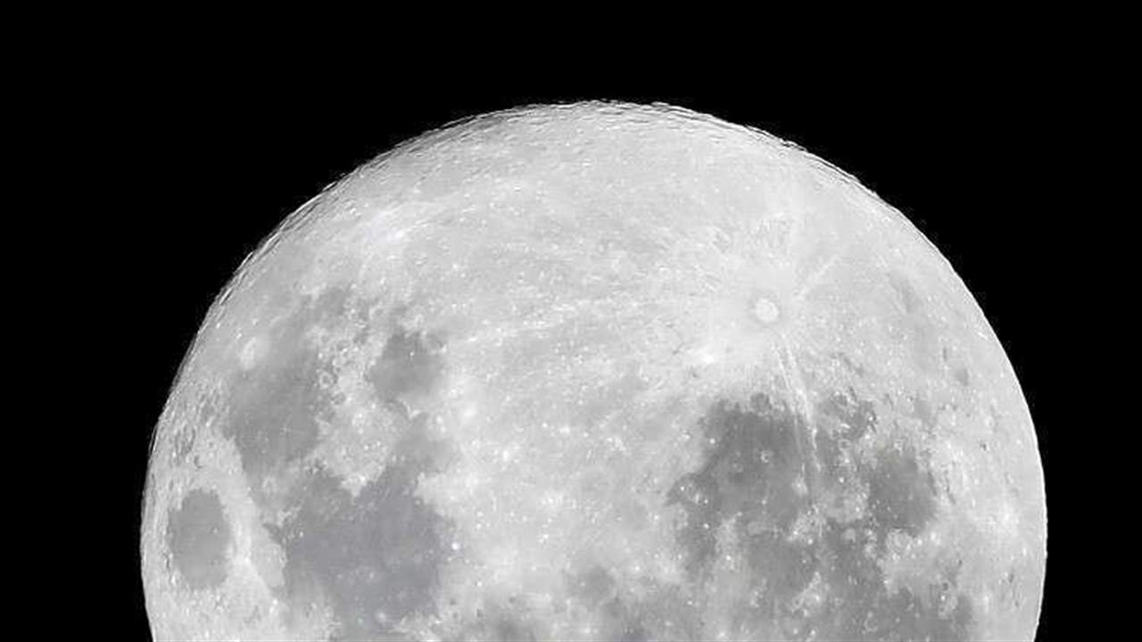 صورة "بقعة غير عادية" على سطح القمر!