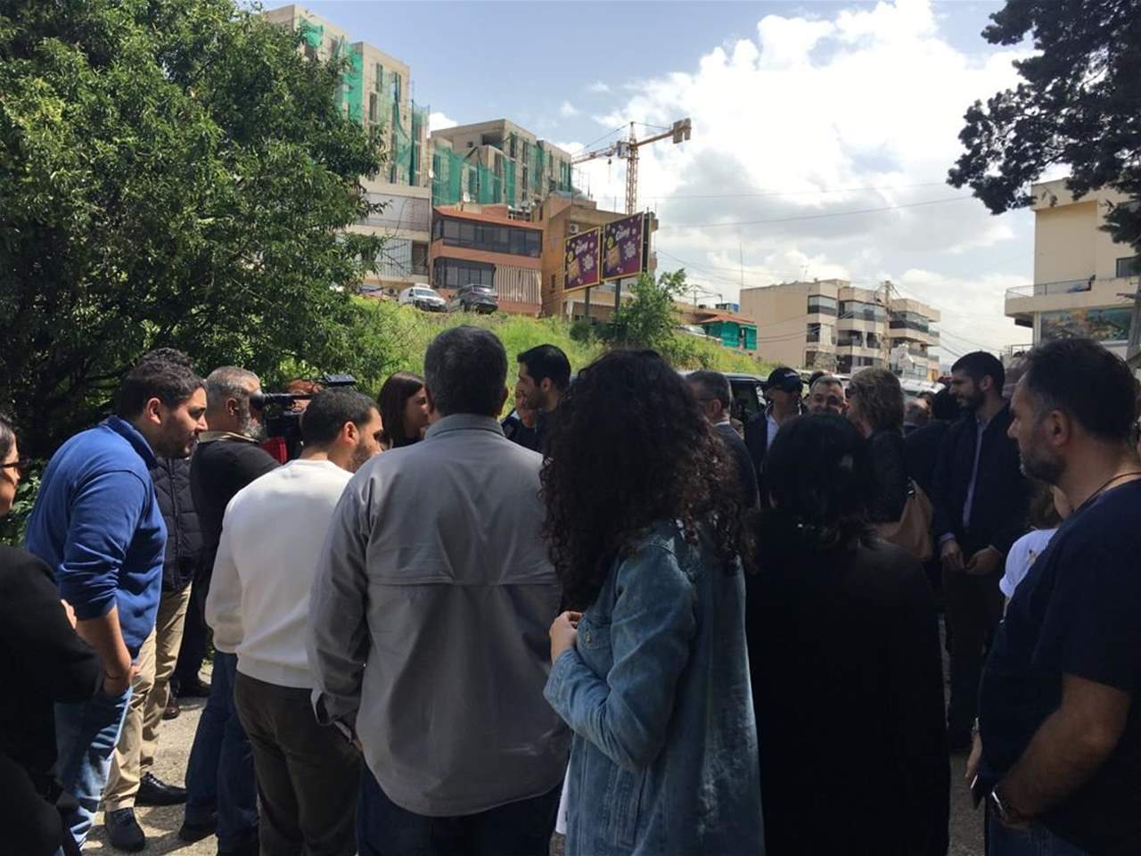  اعتصام في المنصورية اعتراضا على تمرير خطوط التوتر العالي هوائيا 