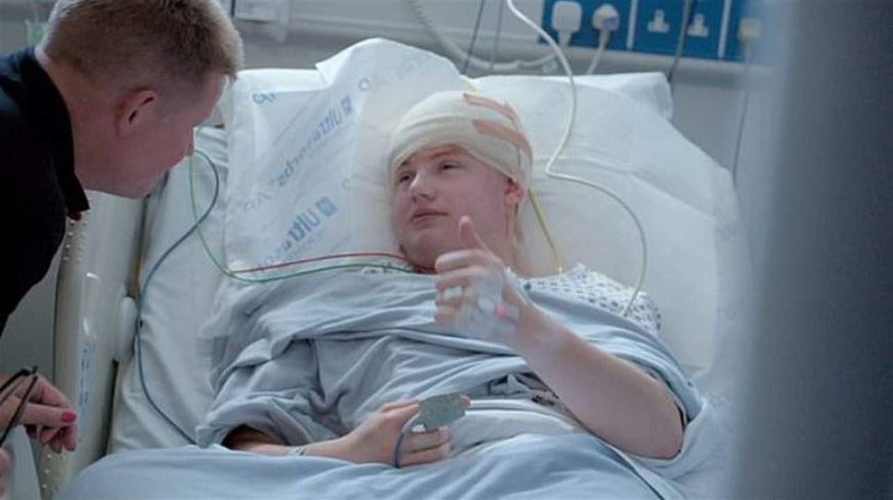 استيقظ أثناء عملية جراحية بالمخ ومازح الأطباء! 