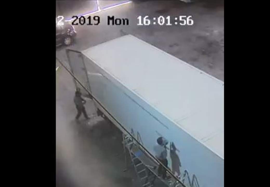 بالفيديو -  زرع كاميرات سرية داخل "هنغار" وتوقيف شبكة لتهريب المخدرات من لبنان الى دولة عربية  