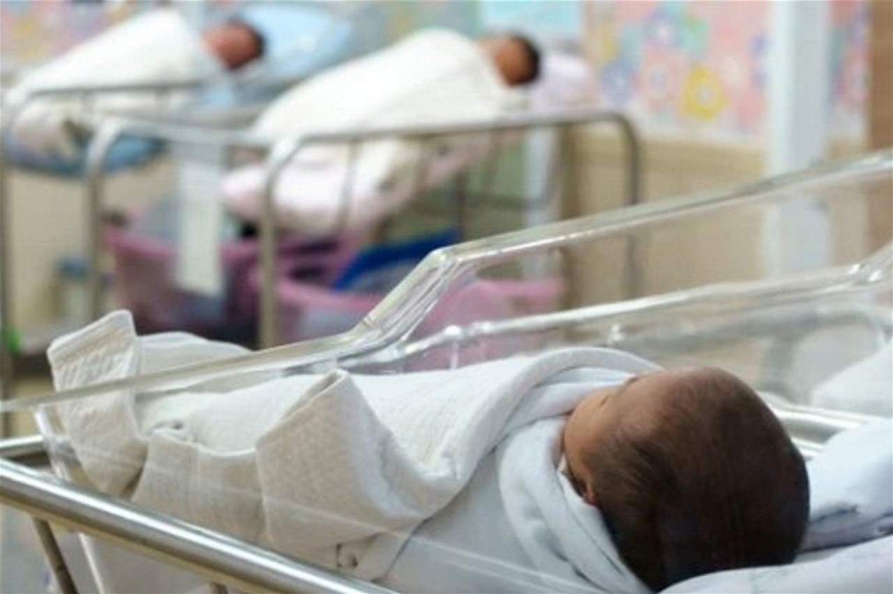 من دون علم الأمهات... طبيب يستخدم سائله المنوي لإنجاب 49 طفلاً!