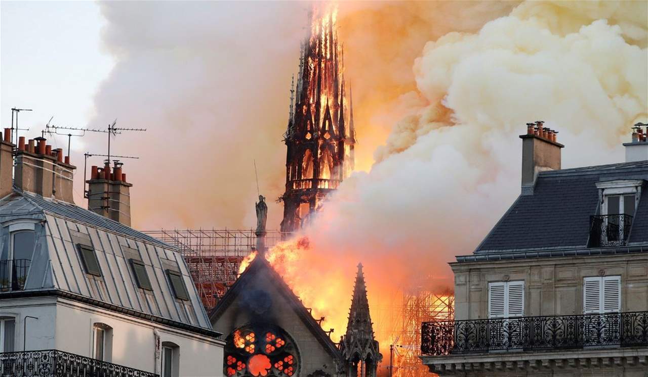 فيديو يوثّق لحظة إنهيار برج كاتدرائية نوتردام في باريس