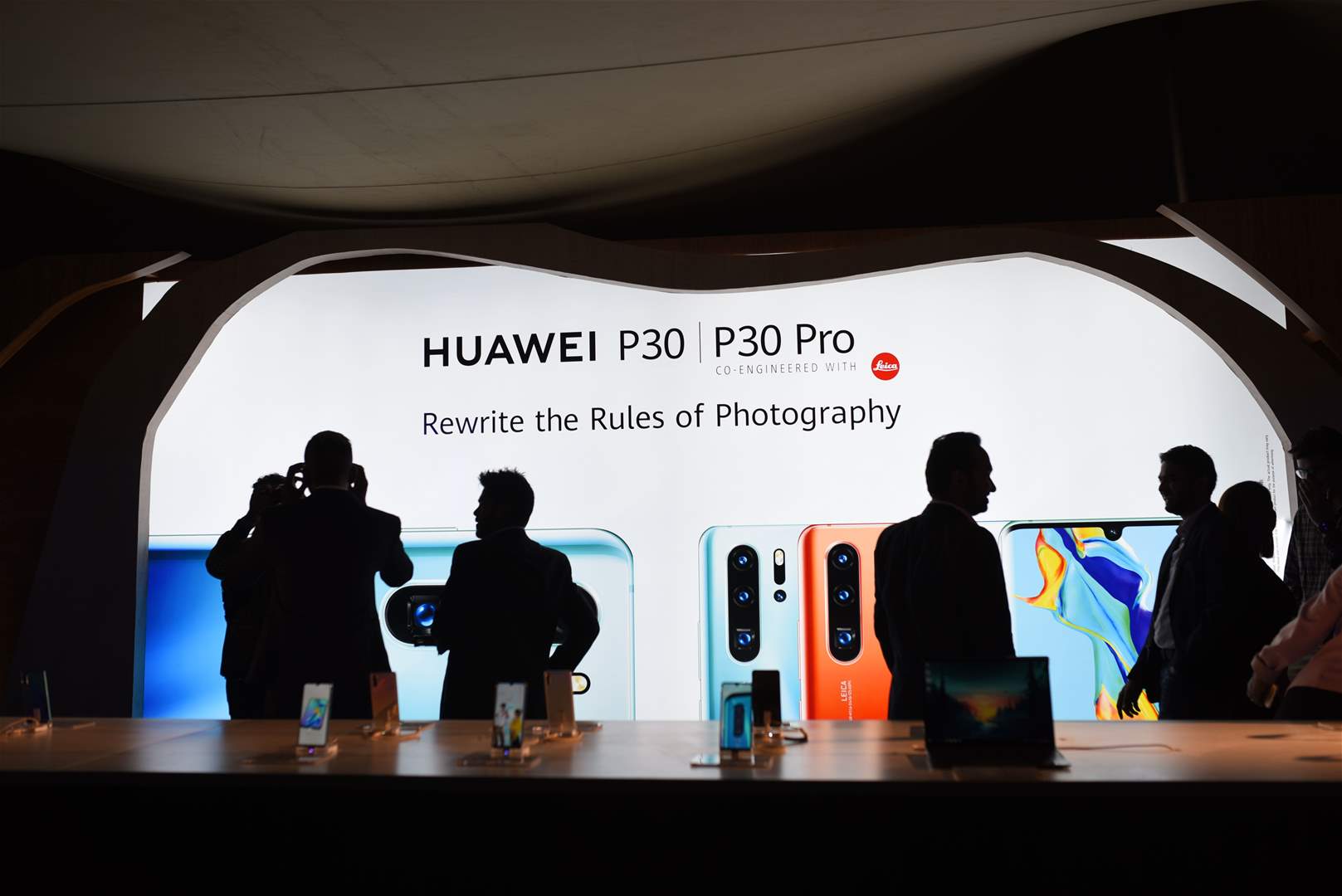 بالصور - هواوي تطلق هاتف بكاميرا فائقة ضمن سلسلة هواتف HUAWEI P30 