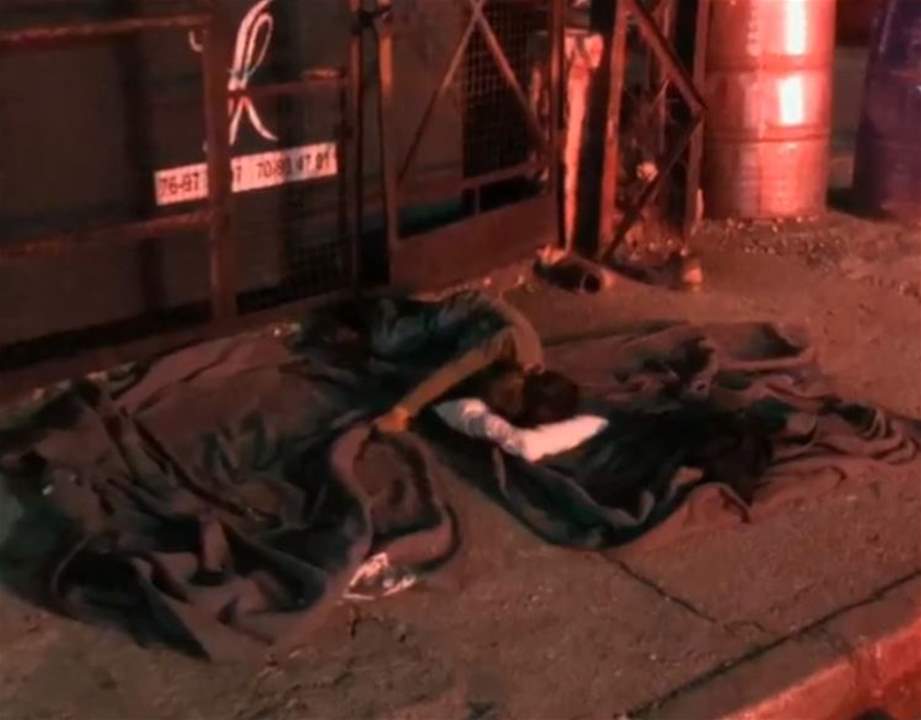 فيديو- طفل في صيدا يفترش الرصيف للنوم... وقوى الأمن تتحرّك وتوقف والده!