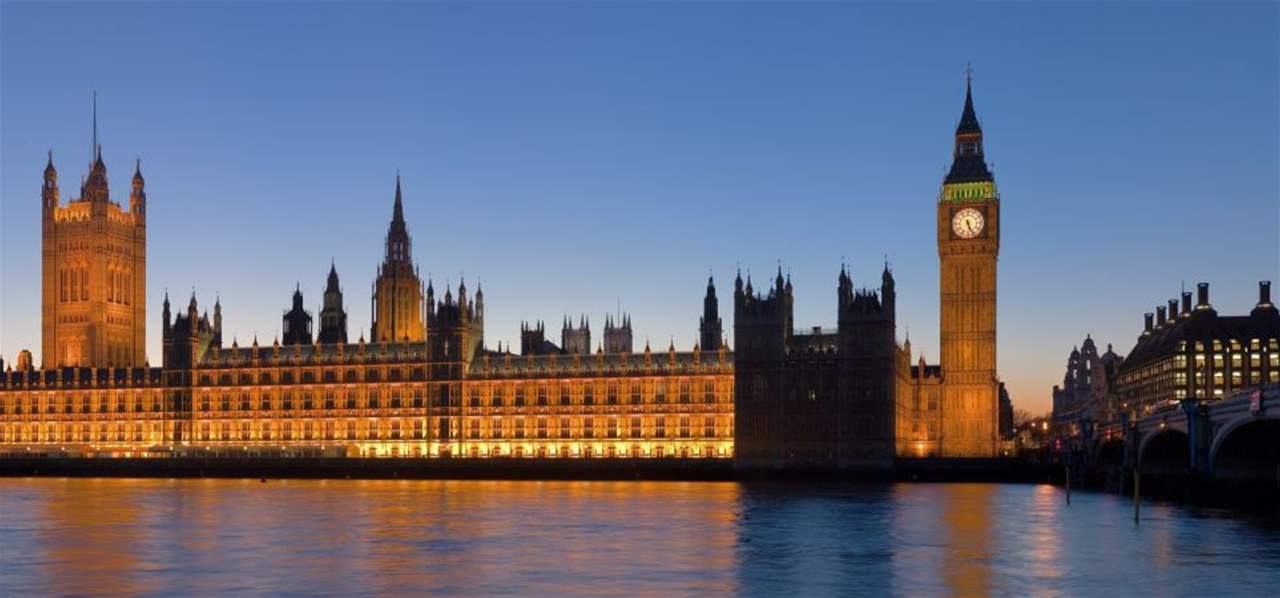 "حريق سينتشر سريعاً"... مبنى البرلمان البريطاني مهدّد بمصير كاتدرائية "نوتردام"!