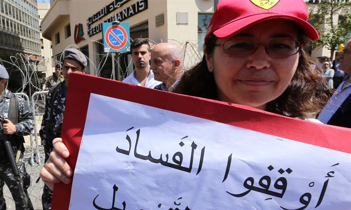 إضراب عام يلف لبنان رفضاً لتخفيض الرواتب