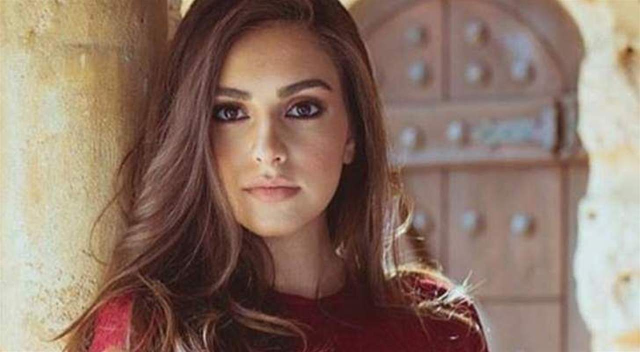 فاليري أبو شقرا تحتفل بخطوبتها...وعريسها يركع أمامها 