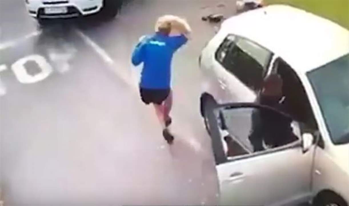 بالفيديو- لصّان يجران فتاة من شعرها لسرقة سيارتها في وضح النهار!