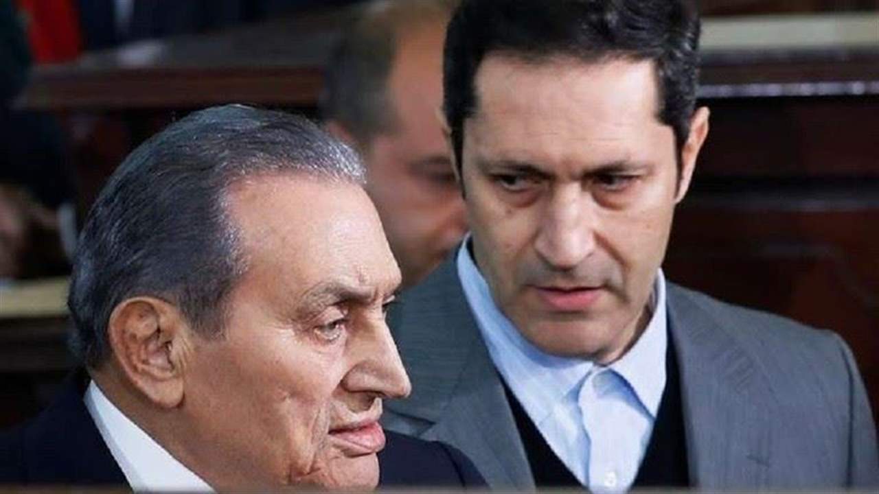 بالفيديو - إنزال حسني مبارك وعائلته من طائرة في شرم الشيخ؟!