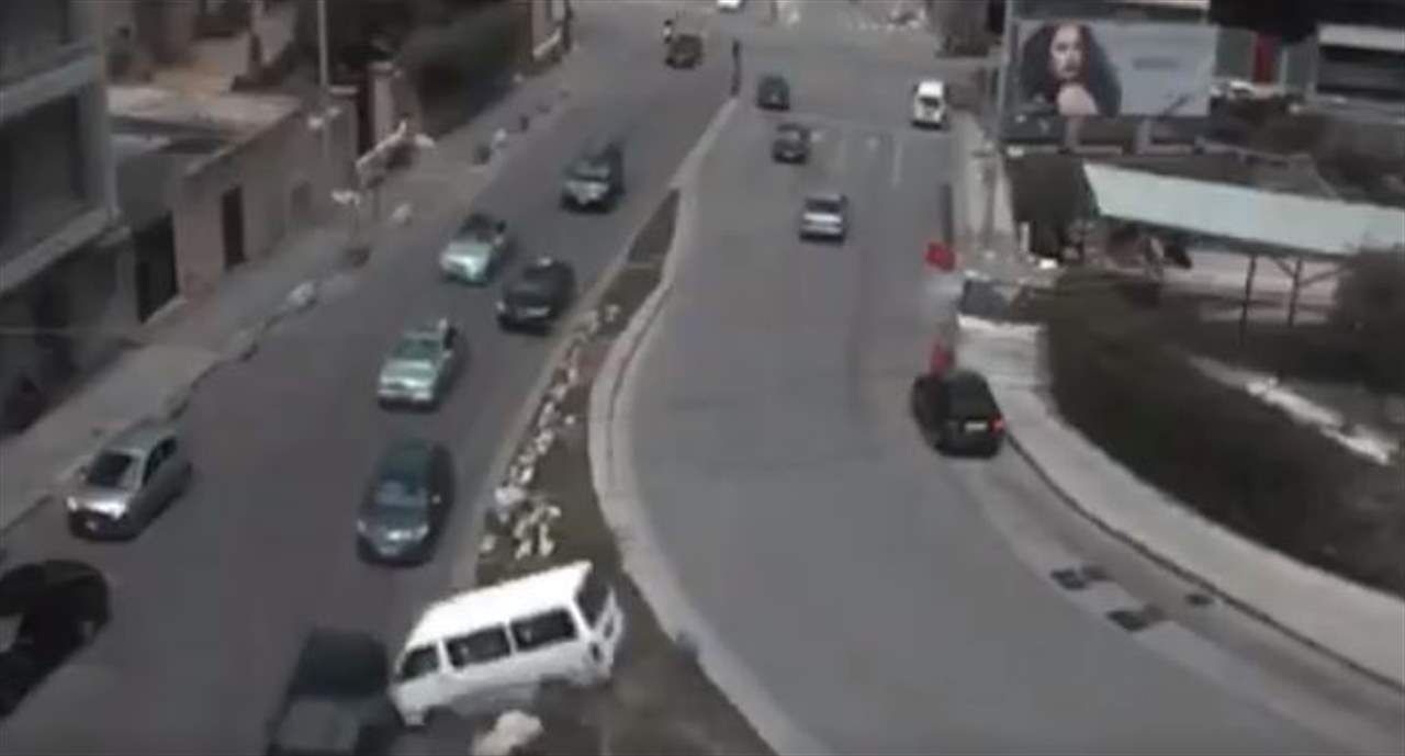 فيديو- حادث انزلاق وتصادم على تقاطع برج المر 