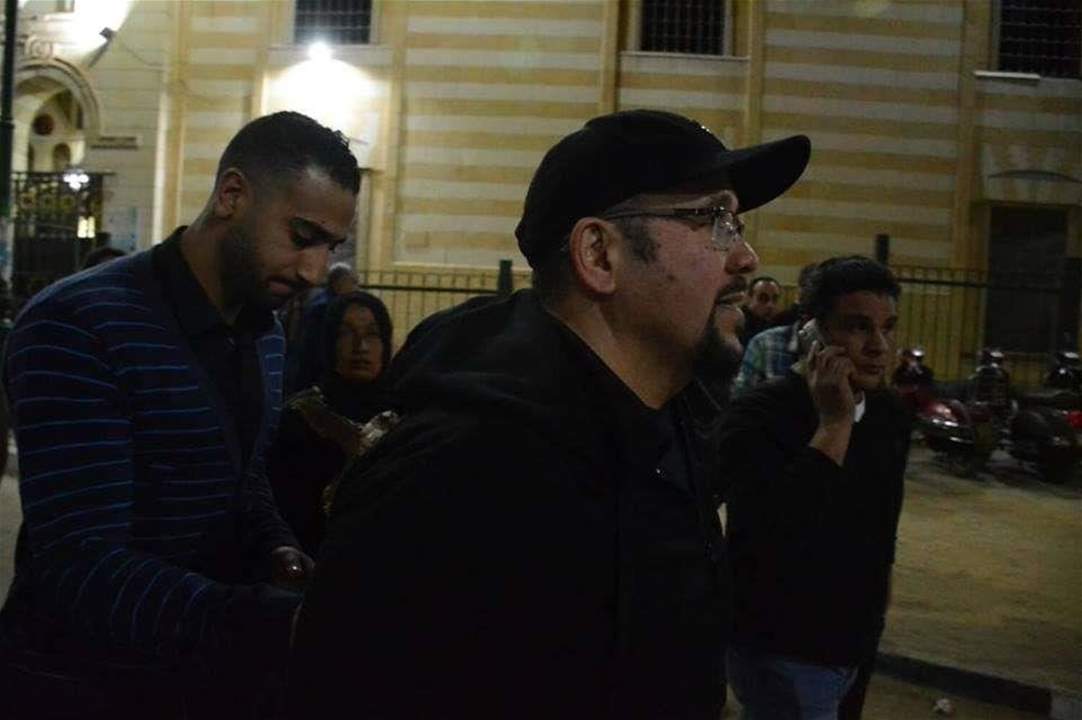 هشام عباس يشيع والدته وحيداً إلى مثواها الأخير!