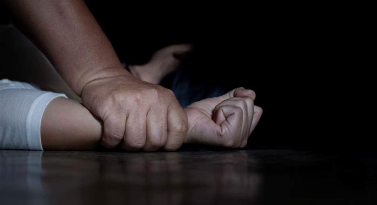تناوبا على إغتصاب طبيبة في محطة للباصات تحت تهديد السلاح