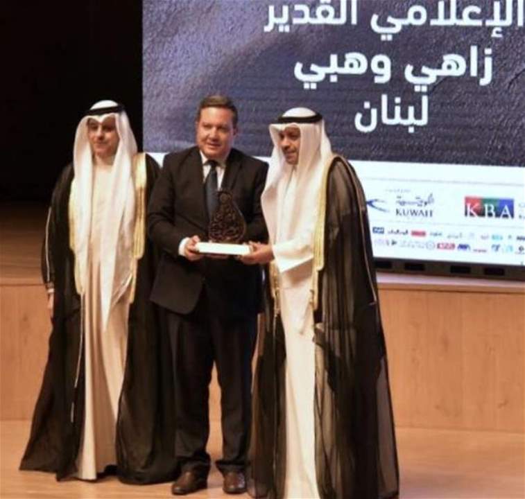 زاهي وهبي يتلقّى جائزة الإبداع الإعلامي بدورته الـ 16 من الكويت