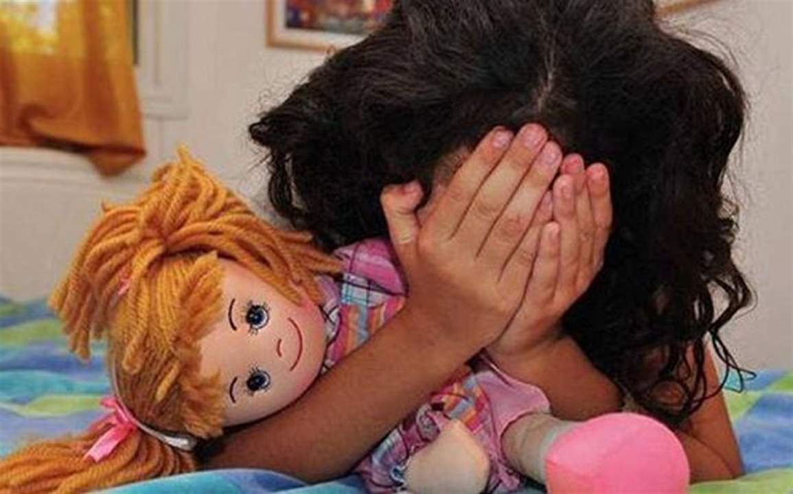 بالغان وقاصر يعتديان جنسياً على طفلة في الخامسة من العمر!