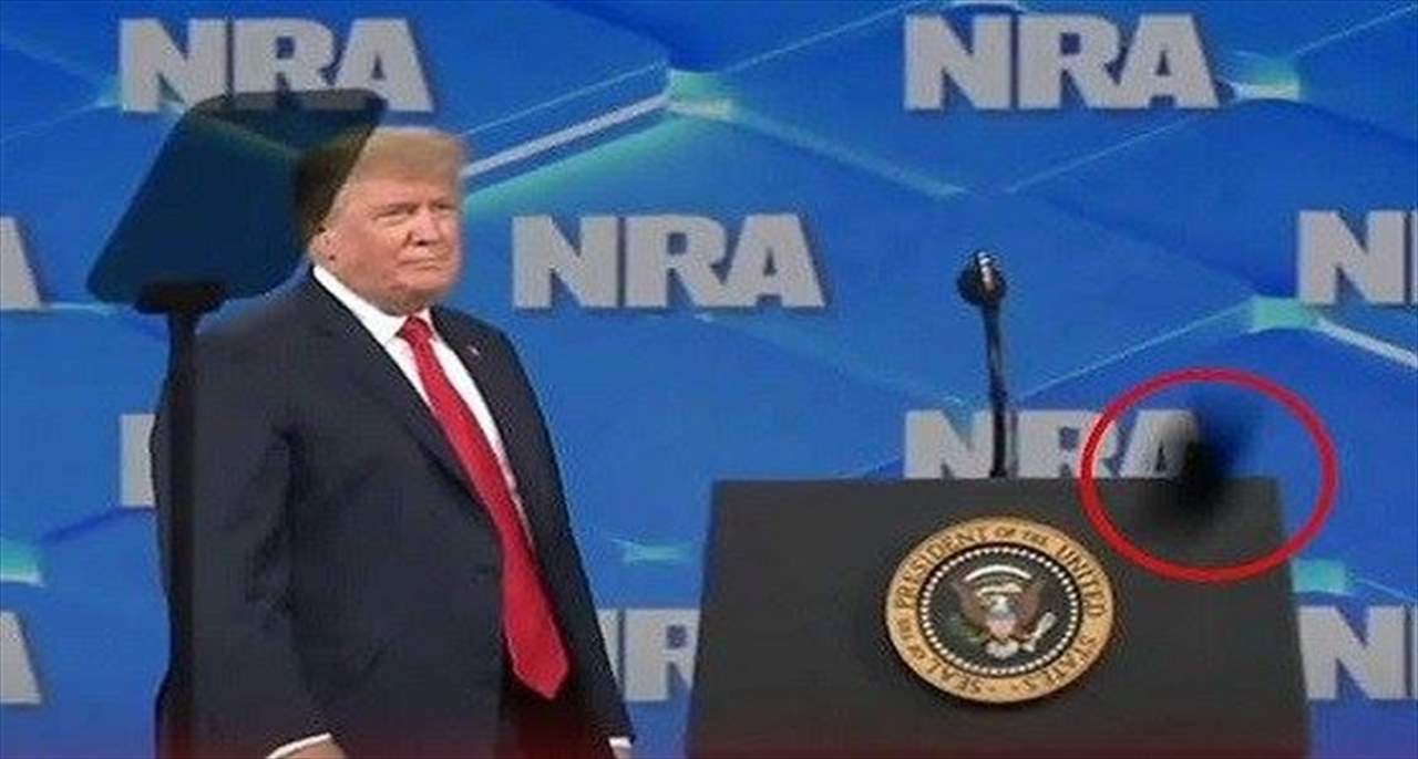 بالفيديو -  رمي ترامب بهاتف جوال خلال القائه كلمة ...