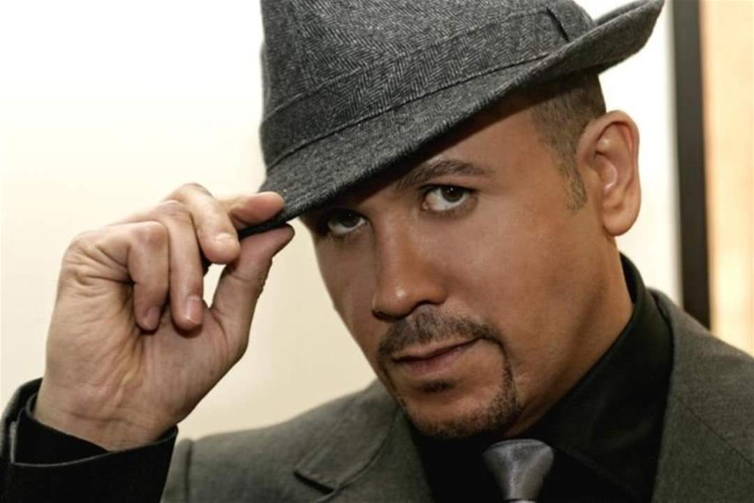 بعد أيام من وفاة والدته...هشام عباس يزاول نشاطه الفني  