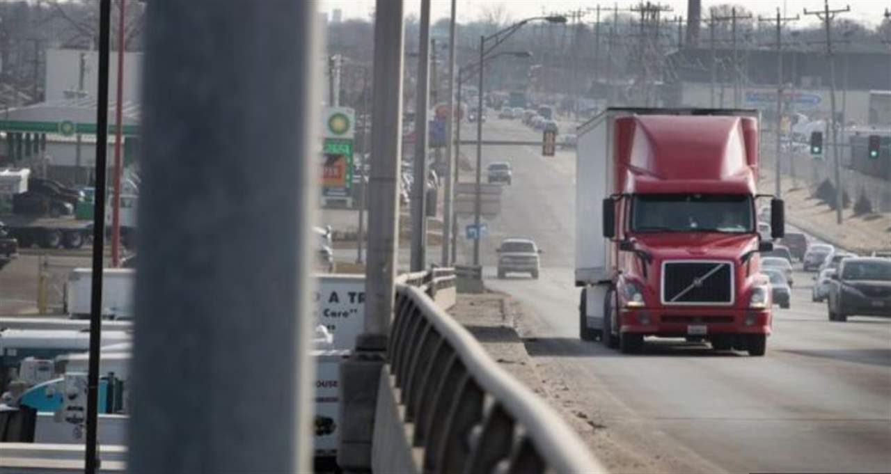 تناثر مبلغ 30 ألف دولار من شاحنة.. والشرطة تدعو الناس لإعادة الأموال