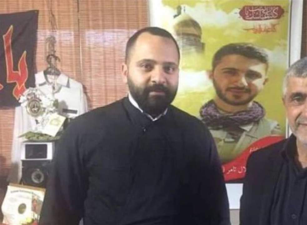 بالصورة - رجل دين مسيحي يتبرع بالمال لـ"حزب الله"