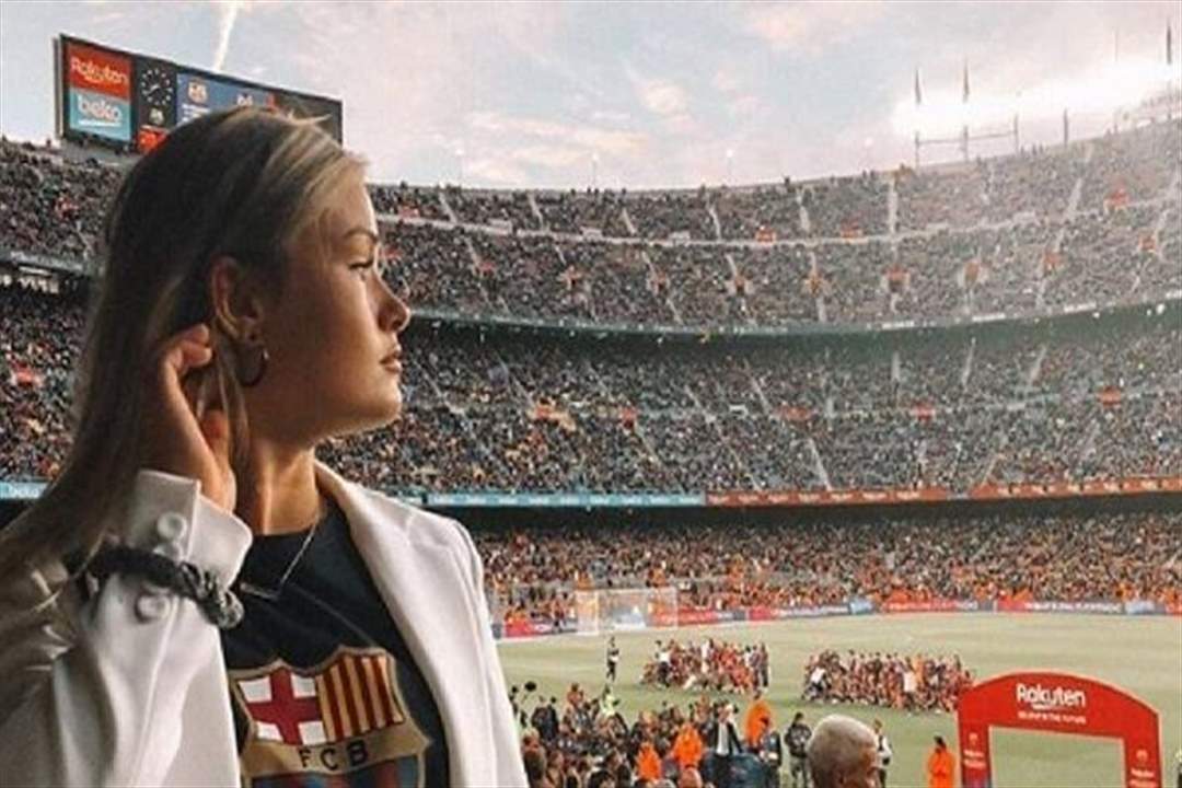 خطيبة دي يونغ على مدرّجات برشلونة .. تحتفل