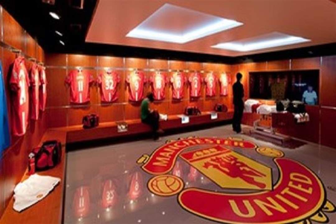 ماذا حدث داخل غرفة ملابس مانشستر يونايتد؟