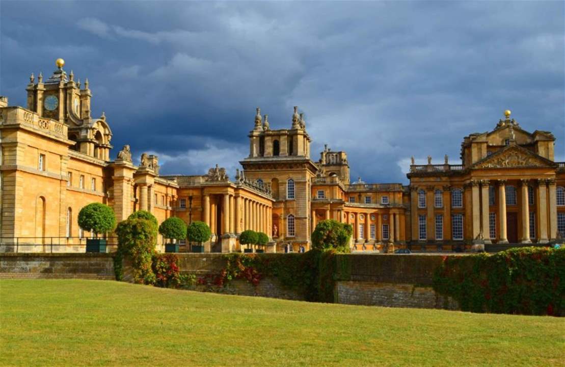 بالصور - مرحاض من الذهب في قصر بلينهايم البريطاني للزائرين 