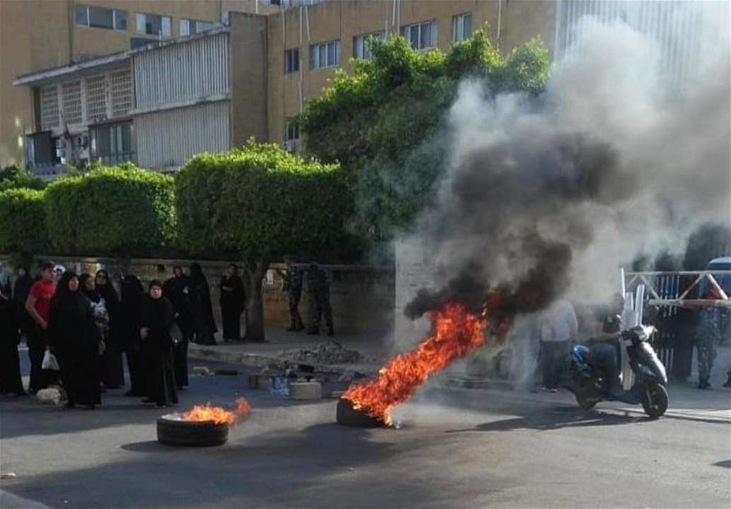 بالصور - أهالي الموقوفين الإسلاميين يشعلون الإطارات أمام سرايا طرابلس
