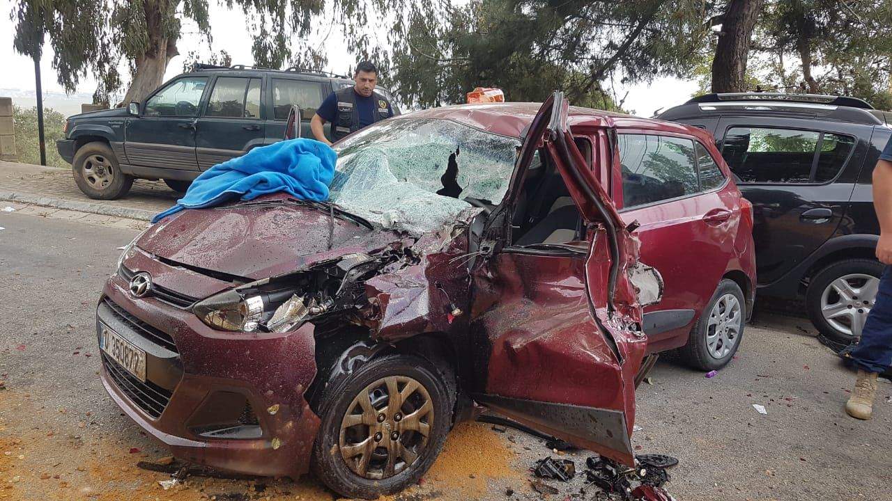 بالصور- نجاة قائمقام مرجعيون وسائقه من حادث سير مروع