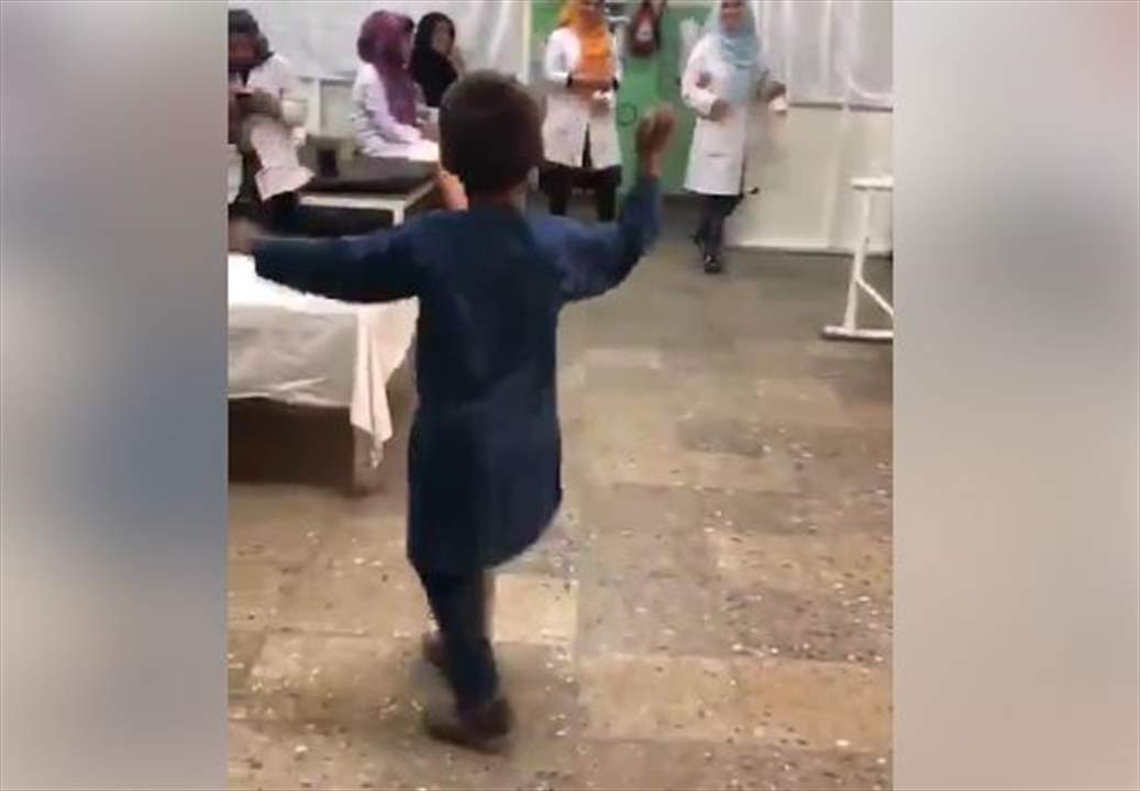 بالفيديو - طفل يرقص بعدما حصل على قدم إصطناعية