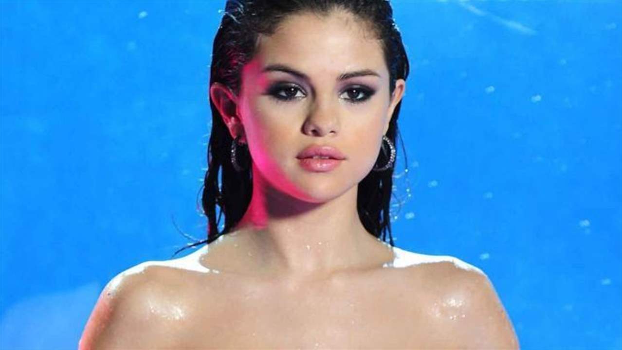 سيلينا غوميز في أحضان رجل غريب بعد أن تسببت بأزمة لجاستن بيبر!