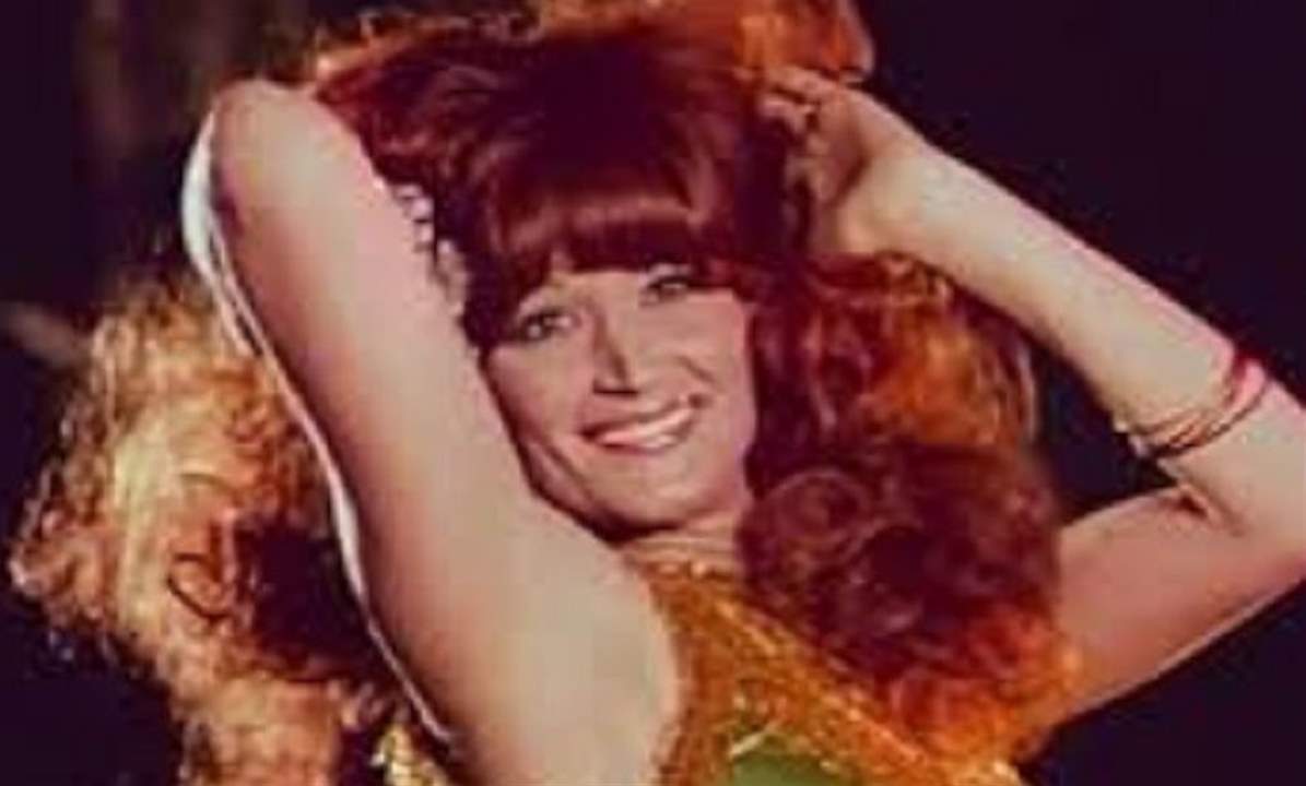 نجوى فؤاد ترتدي الحجاب وتوجه كلمة لجمهورها