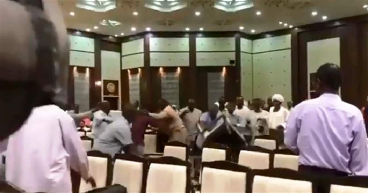 فيديو.. معركة بالأيدي والكراسي بين أعضاء في أحزاب سودانية!