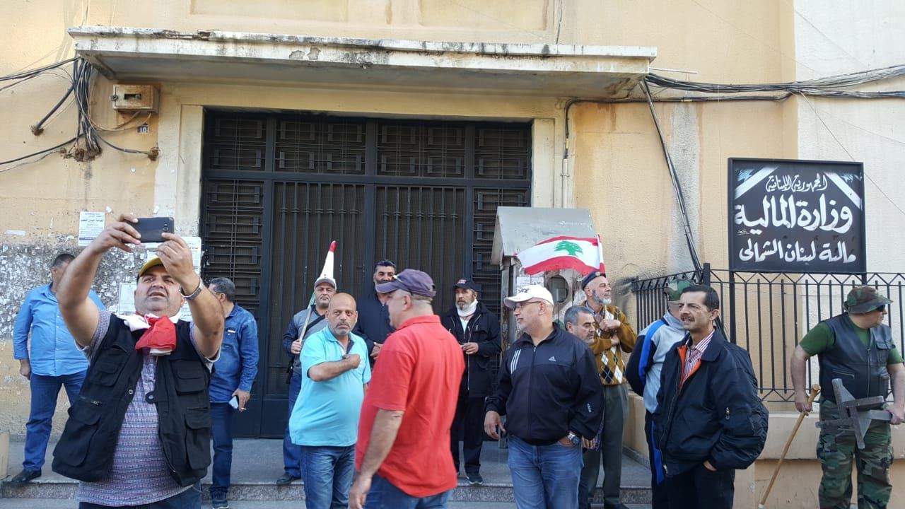 مراسل الجديد: العسكريون المتقاعدون يقفلون مبنى وزارة المالية للبنان الشمالي في طرابلس