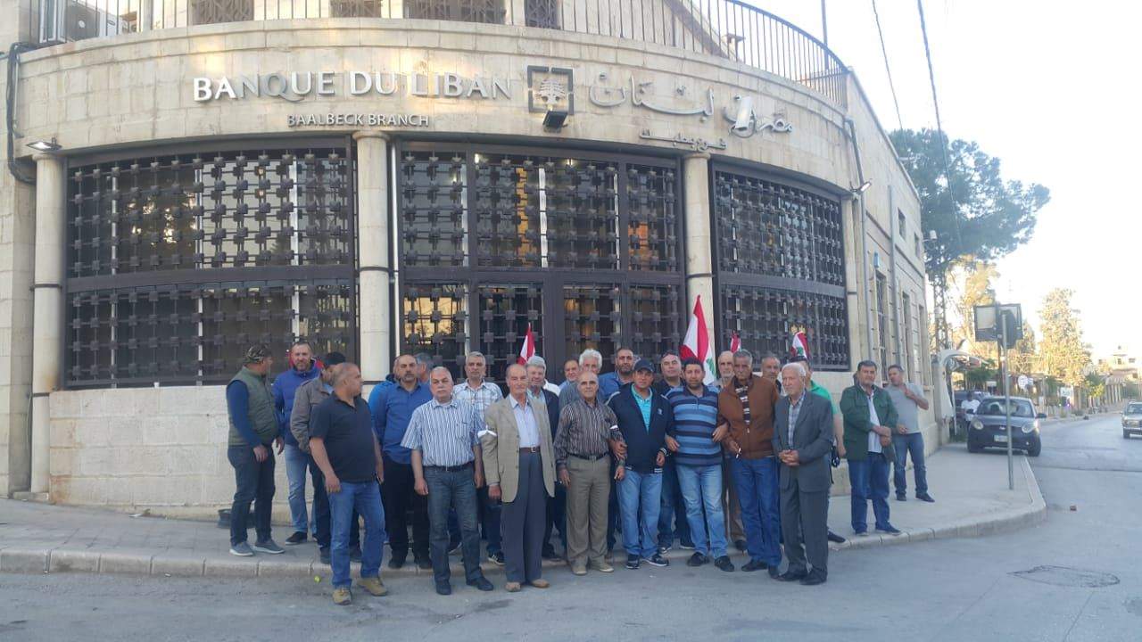 العسكريون المتقاعدون يعتصمون  أمام مصرف لبنان في بعلبك 