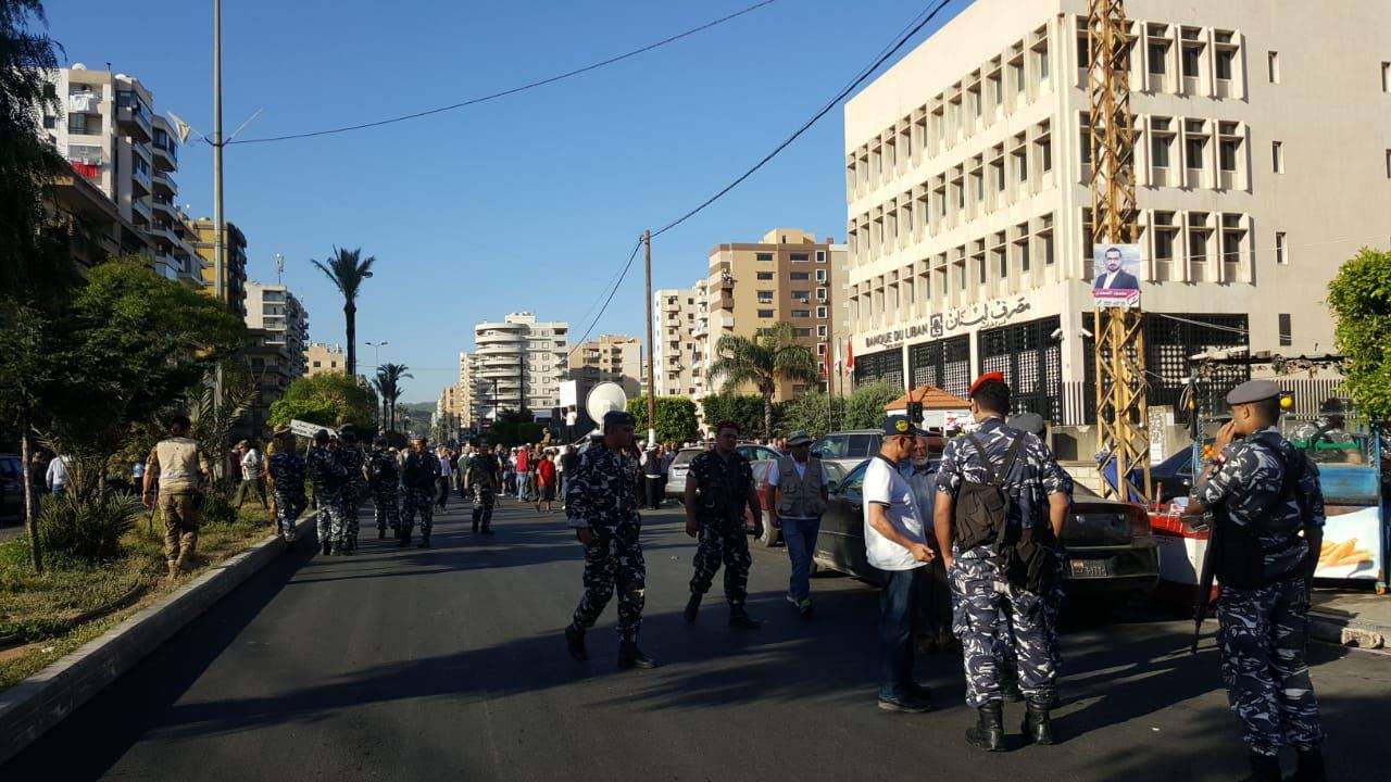 مراسل "الجديد": العسكريون المتقاعدون يقطعون الطريق امام مصرف لبنان فرع طرابلس بالاتجاهين