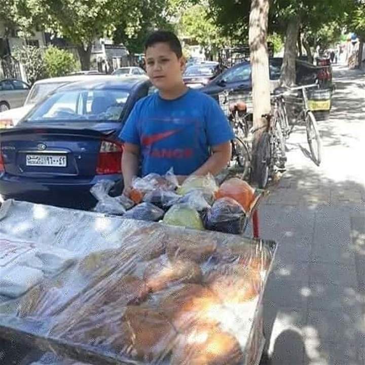 ابن هدّاف سوريا يترك مقاعد الدراسة ويعمل على بسطة لإعالة أسرته!