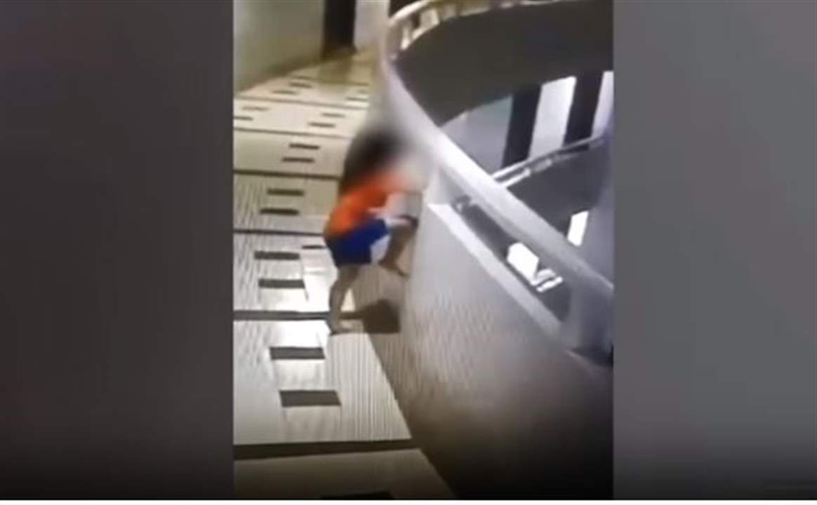 بالفيديو- طفلة تسقط من الطابق 11... كانت تمشي وهي نائمة!