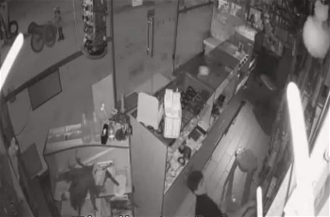بالفيديو- في مجدل عنجر.. احدث ثغرة في الجدار لسرقة محل لبيع الهواتف الخلوية