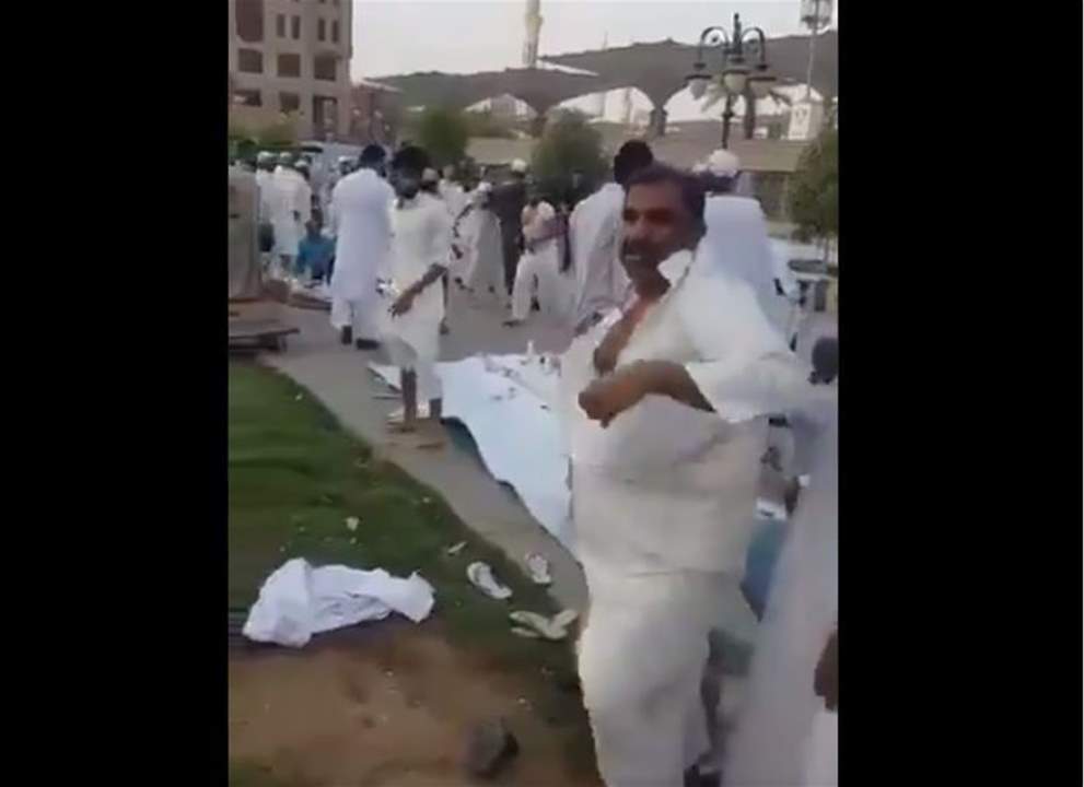 بالفيديو - مشاجرة جماعية عنيفة قبل الإفطار بجوار الحرم في المدينة المنورة